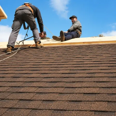 Artisan couvreur Camarsac réalisant la pose d'une toiture en tuiles