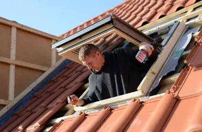 Pose de fenêtre de toit et velux par un couvreur à Camarsac